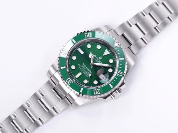 ROLEX SUBMARINER 116610LV-0002  40MM "HULK"
