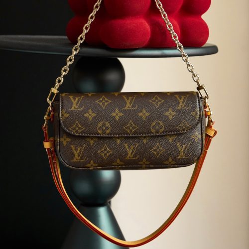 Ivy Wallet On Chain Bag M81911