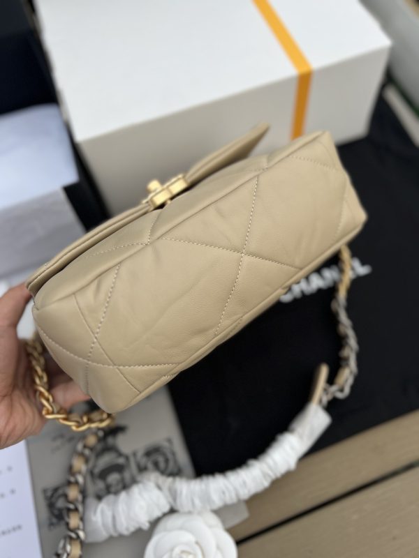 Chanel 19 - Small