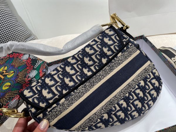Saddle handbag